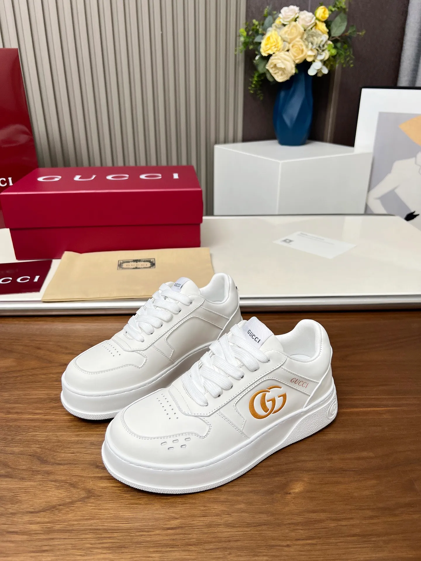 👟👟Ex-factory price 560👟👟Gucci casual sneakers, top version! Oil edge craftsmanship🌸🌸🌸1:1 reproduction. New model for early spring, creating a perfect style💣💣💣street style🔥🔥🔥Cool and stylish C-position fashionable outfit with retro and futuristic feel🌹🌹🌹Classic shoe shape, showing exquisite texture! Open mold to customize high-density outsole. Comes fully packaged. Size: Female 35-46. Fabric: Imported cowhide...men and women